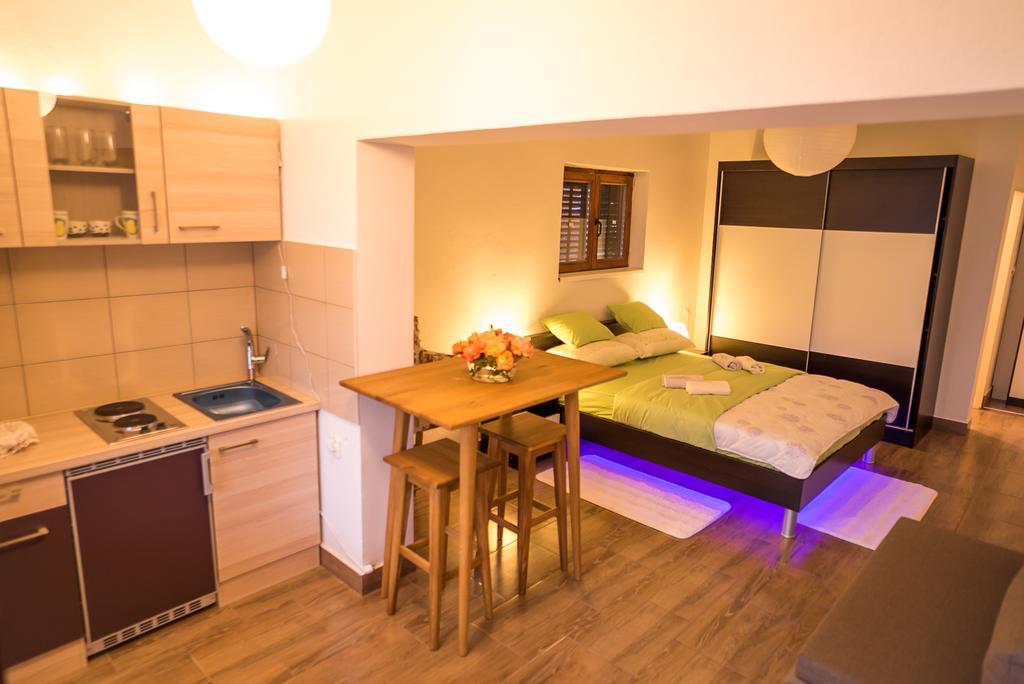 Apartments And Rooms Mare-Monti Starigrad Paklenica Exterior foto